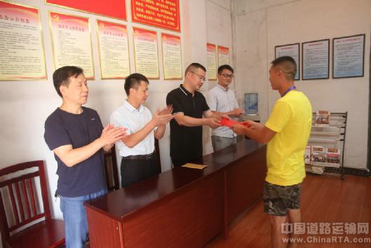 萍鄉(xiāng)長(zhǎng)運(yùn)開(kāi)展向“見(jiàn)義勇為、舍己救人”好司機(jī)寧敏同志學(xué)習(xí)活動(dòng)