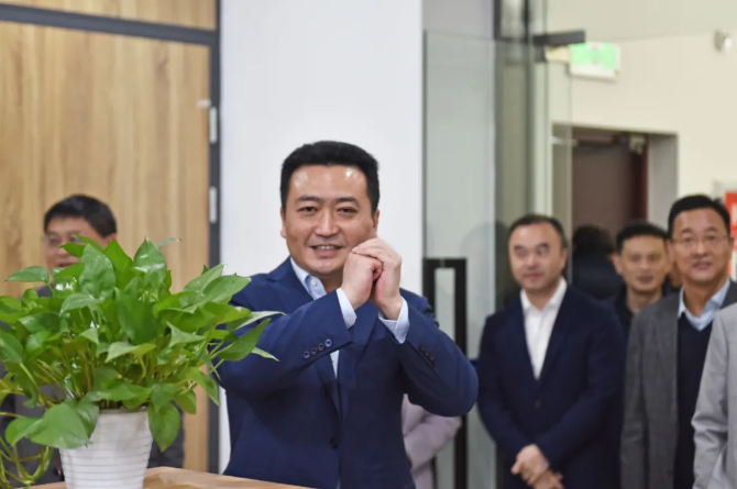 王曉向總部機關(guān)、都市城際公交干部員工拜年