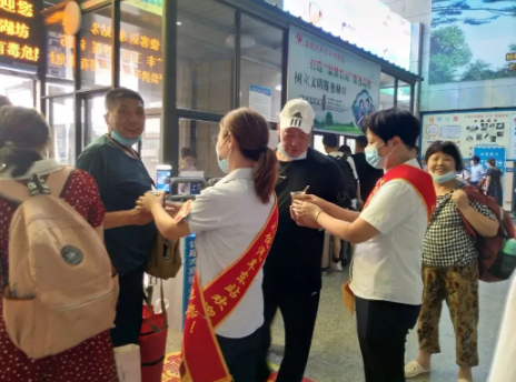 上饒汽運東站為一線職工、旅客送清涼