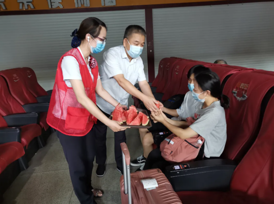 都市城際公交  長(zhǎng)途客運(yùn)分公司開展夏日送清涼活動(dòng)