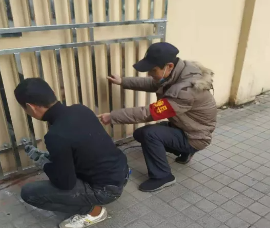 長(zhǎng)運(yùn)物業(yè):爛鐵門變身不銹鋼靚門