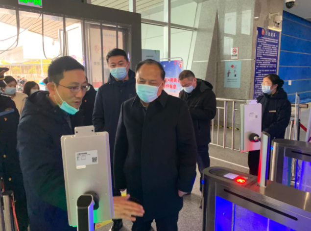 省交通行政執(zhí)法監(jiān)督局領(lǐng)導(dǎo)督導(dǎo)南昌長途汽車西站春運(yùn)工作