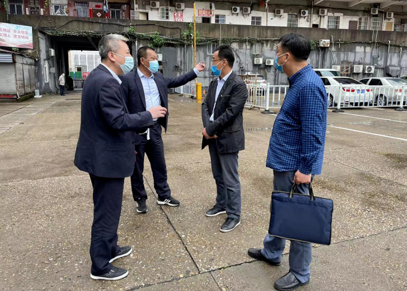 穆孫祥一行深入長運(yùn)出租、都市城際公交青山客運(yùn)分公司、加油站督導(dǎo)疫情防控工作