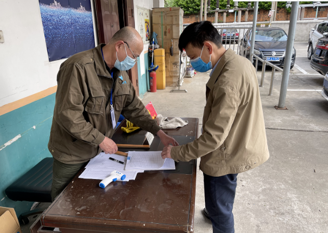 黃俊督導(dǎo)長鴻物業(yè)、長運出租、都市城際公交疫情防控工作