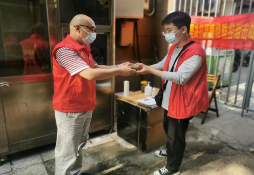 開展“防控卡點(diǎn)送清涼 助力抗疫情” 慰問(wèn)活動(dòng)