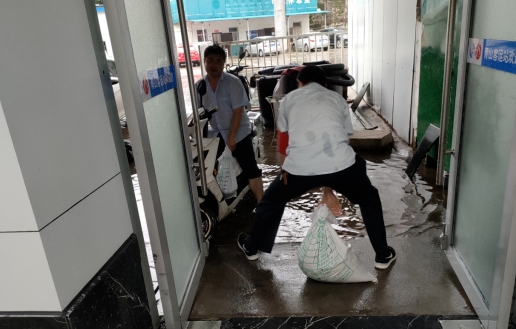 都市城際公交:暴雨來襲 青山客運站積極應對