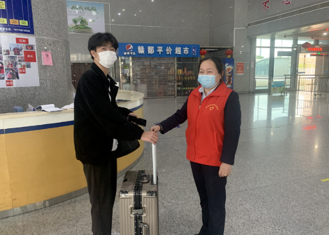 都市城際公交:站、車聯(lián)手尋失物 旅客領(lǐng)回樂開花