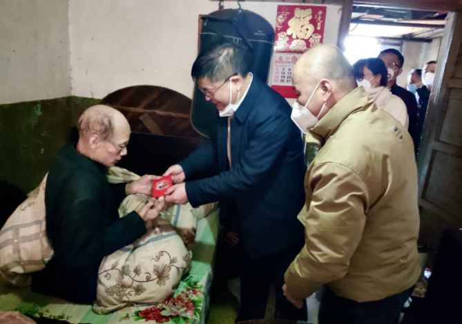 張小平、戴豪贛、黃俊、劉志堅慰問困難職工