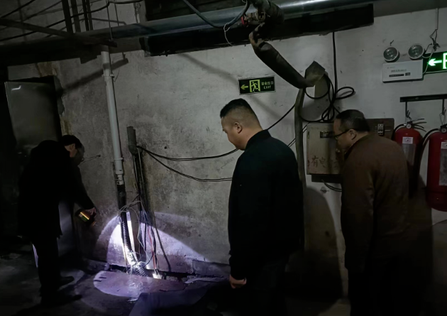 長運(yùn)物業(yè) 商城分公司檢查抽水泵,保障雨季安全