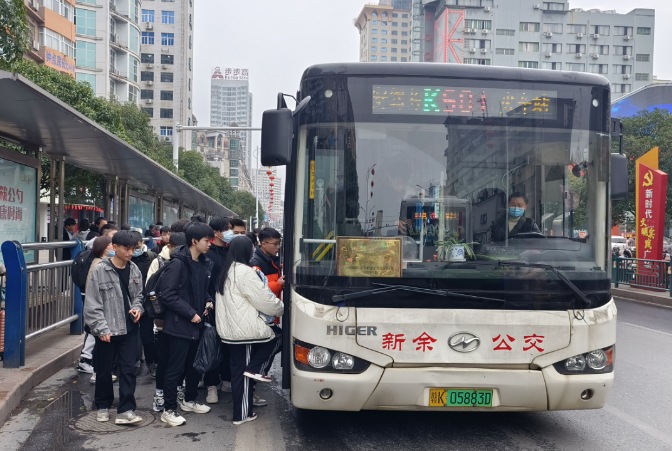 新余公交：現(xiàn)場緊急調(diào)配運(yùn)力 確保學(xué)生有序返校