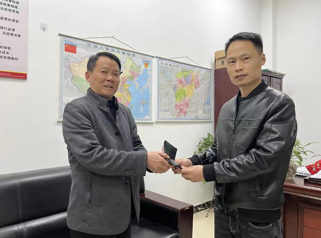 鄱陽長運：拾金不昧暖人心，乘客致謝送錦旗