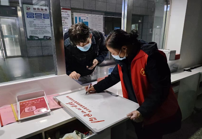 上饒汽運(yùn):聾啞旅客乘車問(wèn)路 車站手寫板傳溫情