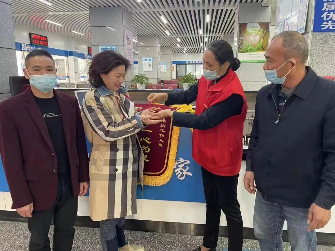 都市城際公交:誠(chéng)實(shí)可信美名揚(yáng) 拾金不昧品德高