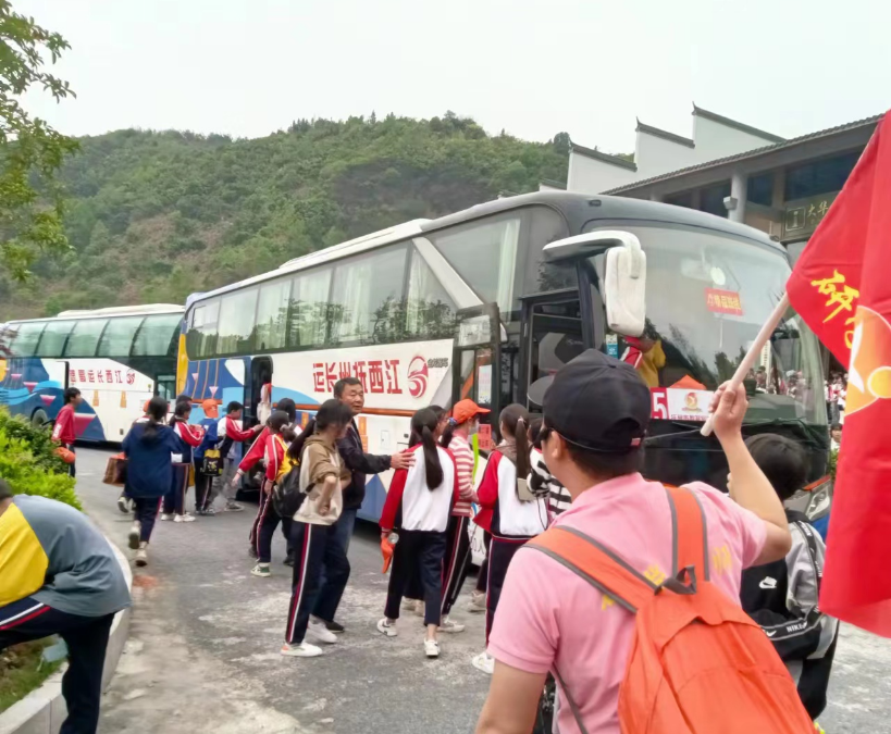 撫州長(zhǎng)運(yùn):崇仁分公司為研學(xué)游活動(dòng)安全護(hù)航