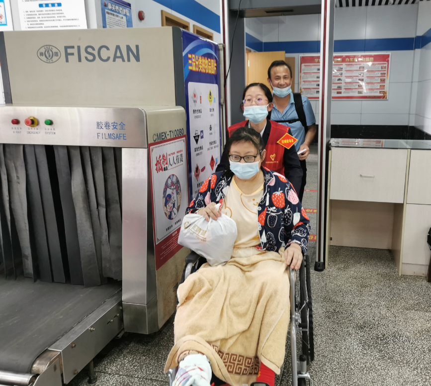 都市城際公交:服務(wù)接力 愛心傳遞