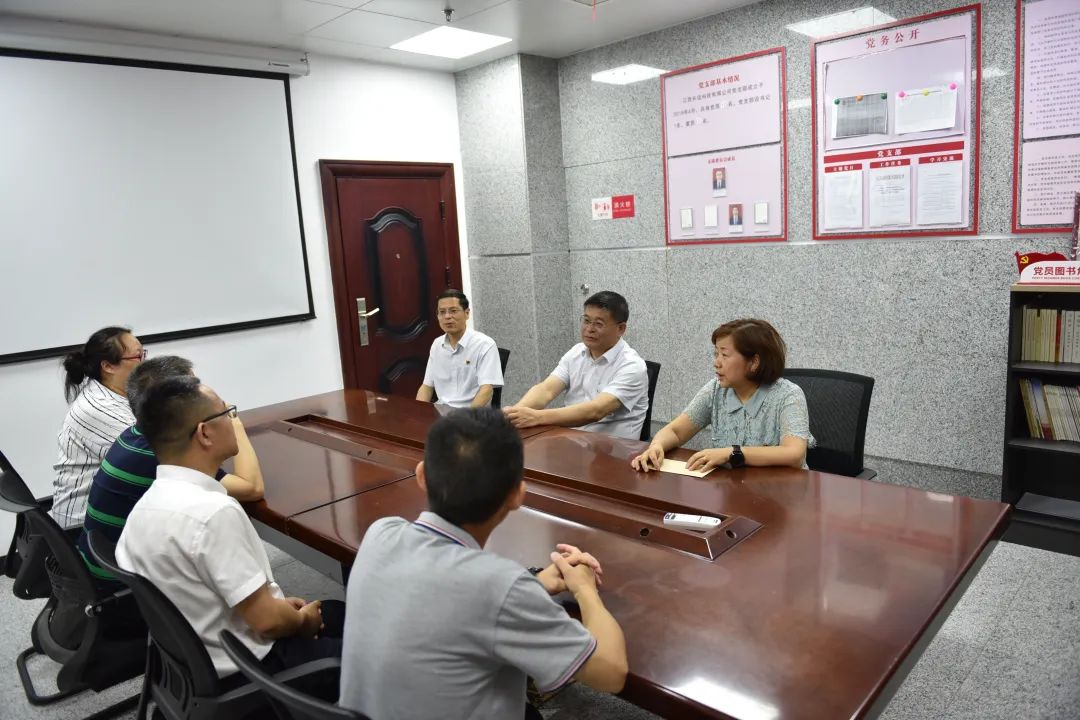 張小平、萬(wàn)建紅一行慰問(wèn)長(zhǎng)運(yùn)科技困難黨員