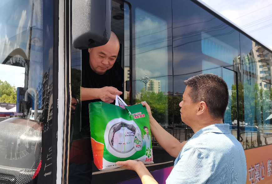 黃山長(zhǎng)運(yùn) 開(kāi)展“送清涼、送安全”慰問(wèn)活動(dòng)