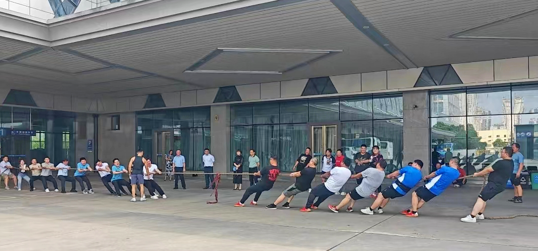 市國資委拔河代表隊到江西長運(yùn)開展南昌市第九屆運(yùn)動會賽前交流活動 張小平、劉志堅現(xiàn)場觀摩