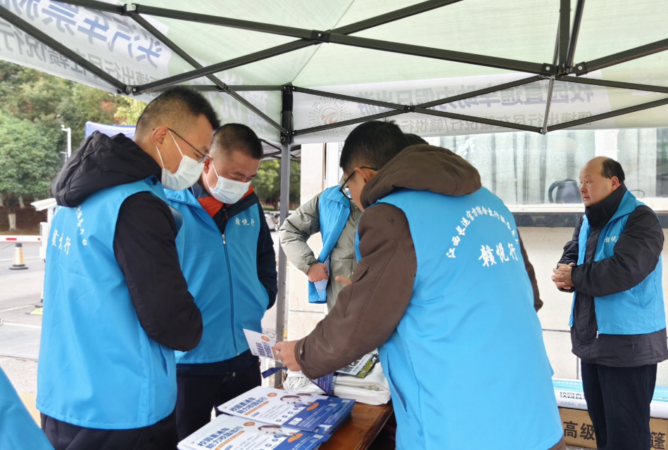 新余長(zhǎng)運(yùn) 公司領(lǐng)導(dǎo)督導(dǎo)校園直通車推廣活動(dòng)