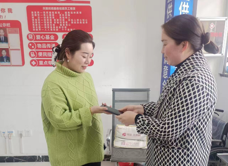 鄱陽(yáng)長(zhǎng)運(yùn)：旅客大意失手機(jī) 車(chē)站拾金不昧暖人心