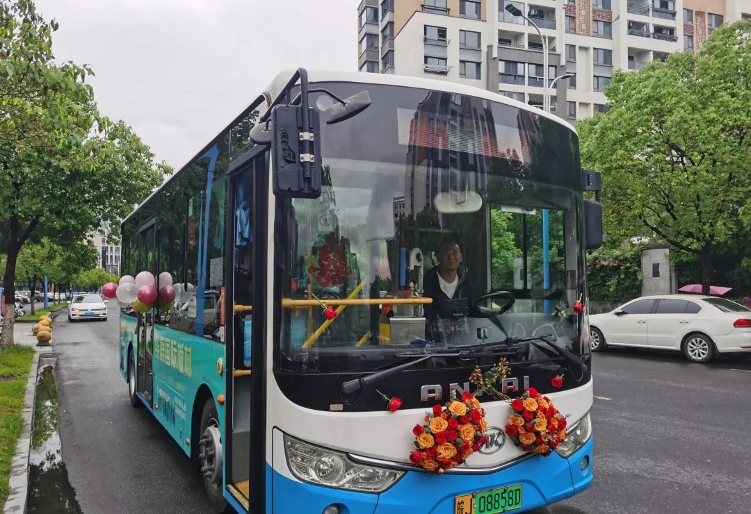 黃山長(zhǎng)運(yùn):城際公交首次開(kāi)展公交定制婚車(chē)服務(wù)