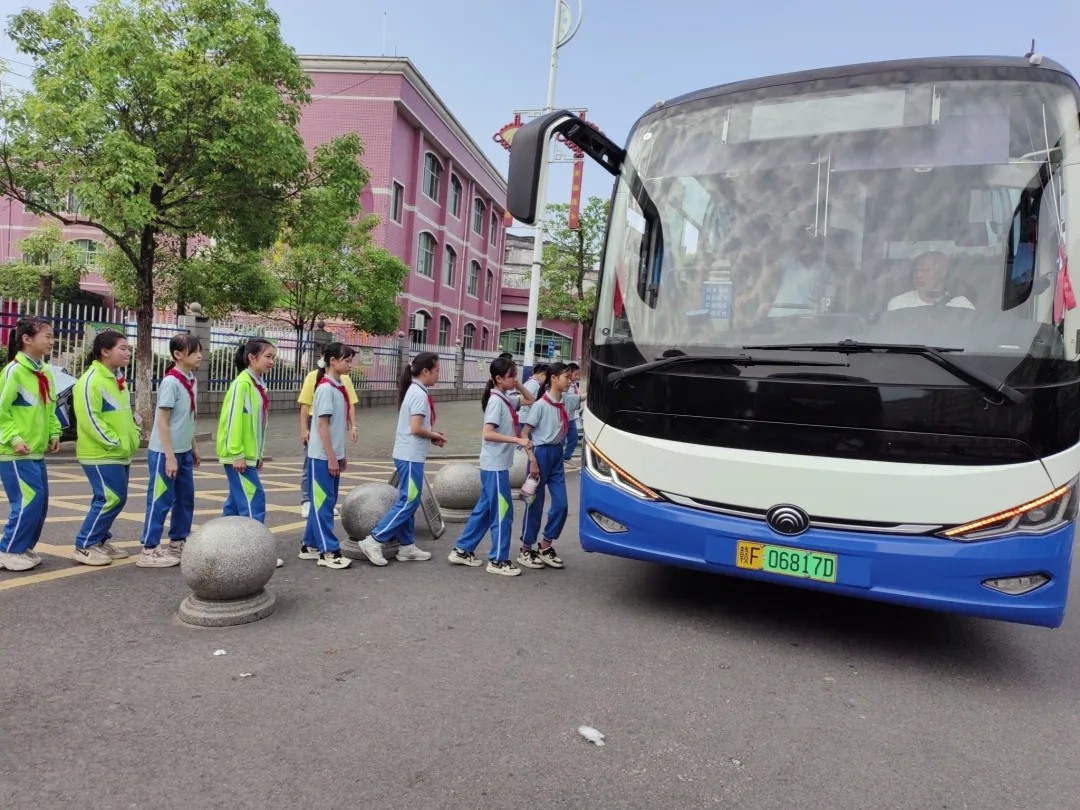 撫州長(zhǎng)運(yùn):廣昌分公司護(hù)航師生研學(xué)之路