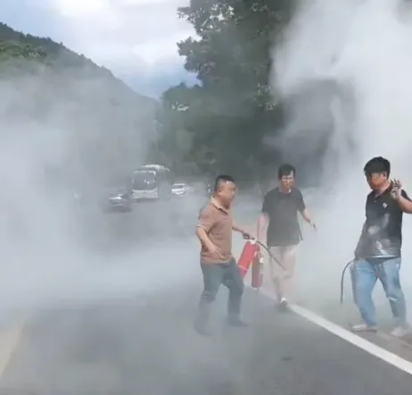 萍鄉(xiāng)長運：小轎車撞入路溝起火 駕駛員秒變“救火衛(wèi)士”