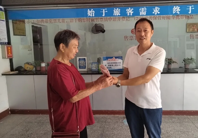 吉安公交:拾金不昧之光 彰顯駕駛員風采