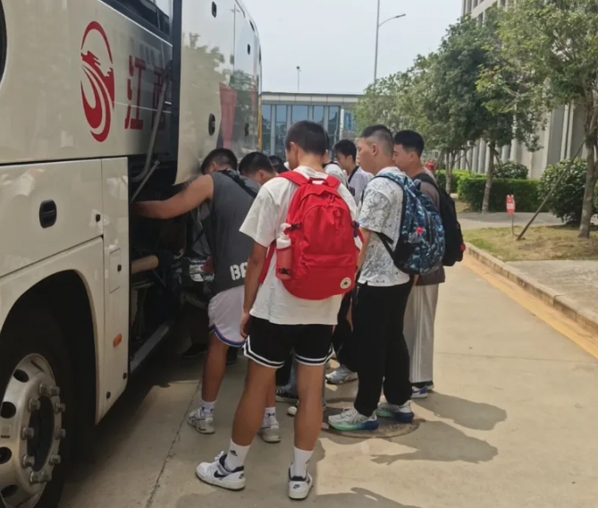 都市城際公交:承接中國航空學會雛鷹啟航計劃活動保障用車業(yè)務