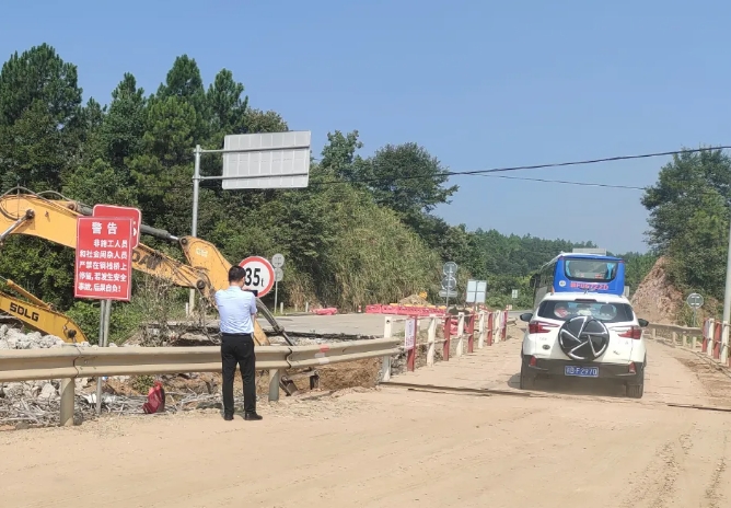 撫州長運:廣昌分公司實地勘查修路現(xiàn)場
