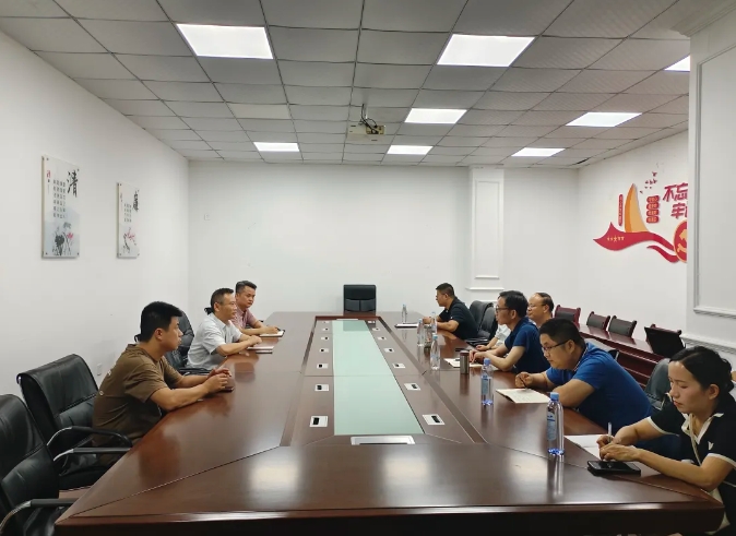 9月19日，江西省交通運輸執(zhí)法局副局長朱國英一行前往景德鎮(zhèn)長運開展執(zhí)法監(jiān)督與調(diào)研工作，景德鎮(zhèn)市交通執(zhí)法支隊隊長于盛穎等陪同。調(diào)研會上，景德鎮(zhèn)長運董事長程鵬匯報了公司安全生產(chǎn)、配合打擊黑車及市場秩序維護情況。朱國英要求景德鎮(zhèn)長運建立獎勵機制，鼓勵駕駛員參與監(jiān)督，共護市場秩序；同時加強節(jié)日安全生產(chǎn)，確保假期安全形勢穩(wěn)定。