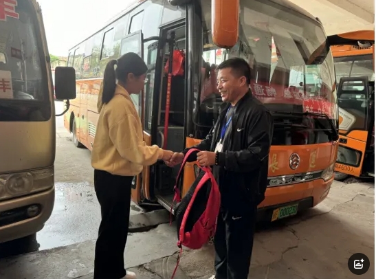 撫州長運:粗心的孩子拿到書包后笑了