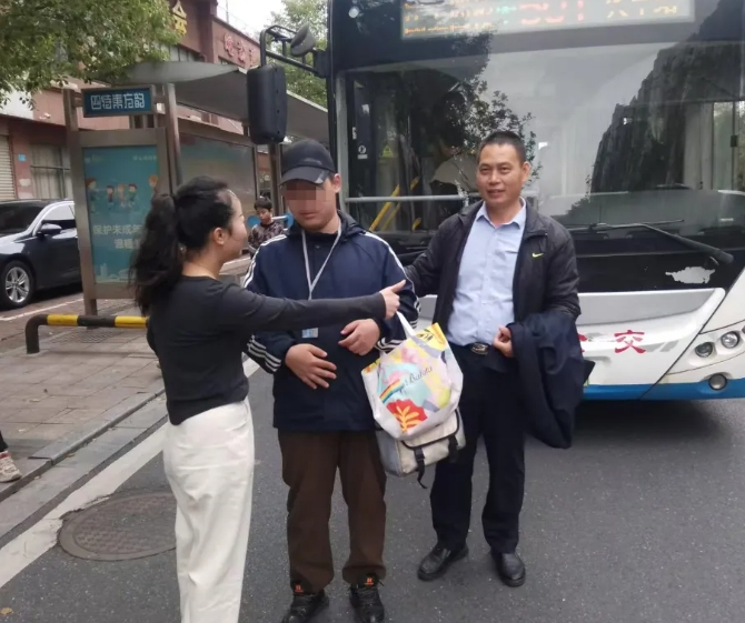 新余公交：家長哭著點贊：“謝謝你們！”