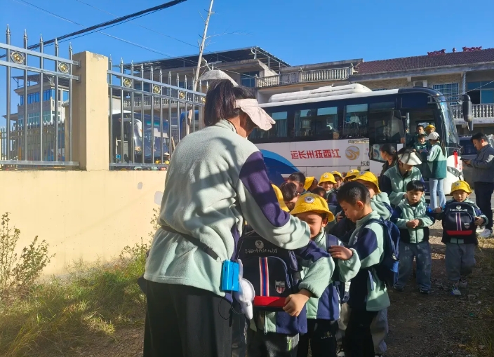 撫州長運:金溪分公司護航幼兒園甜“蜜”研學活動