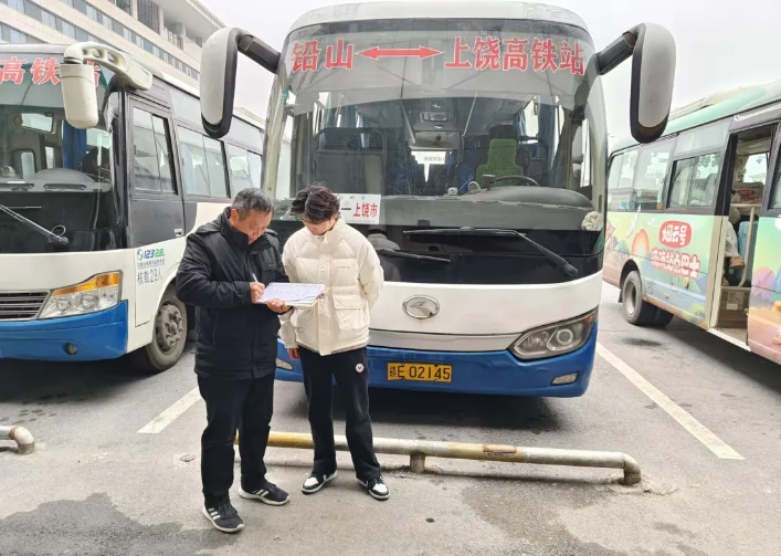 上饒汽運(yùn):開展車輛安全檢查 護(hù)航“元旦”交通運(yùn)輸安全