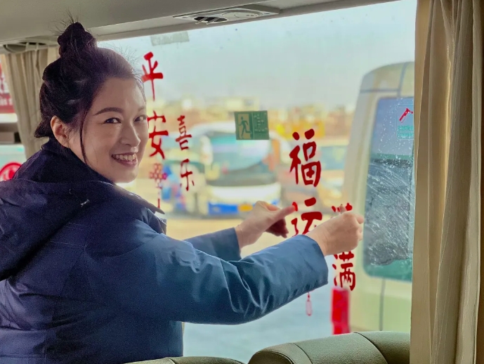 鄱陽長(zhǎng)運(yùn):公交車廂換“新裝” 裝點(diǎn)濃濃年味