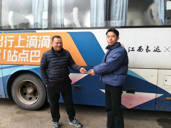 上饒汽運：鉛饒公司駕駛員拾金不昧 手機完璧歸趙